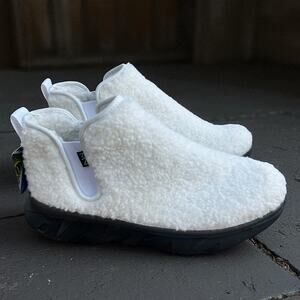 Mark Nason Skechers White Ziggy Kynlee Faux Shearling Fuzzy Booties Womens sz  8